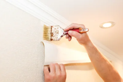 Pose de papier peint à Ucel — revêtements muraux et toiles de verre